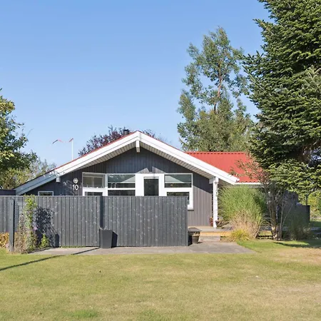 Cozy Near And Town * Hasmark